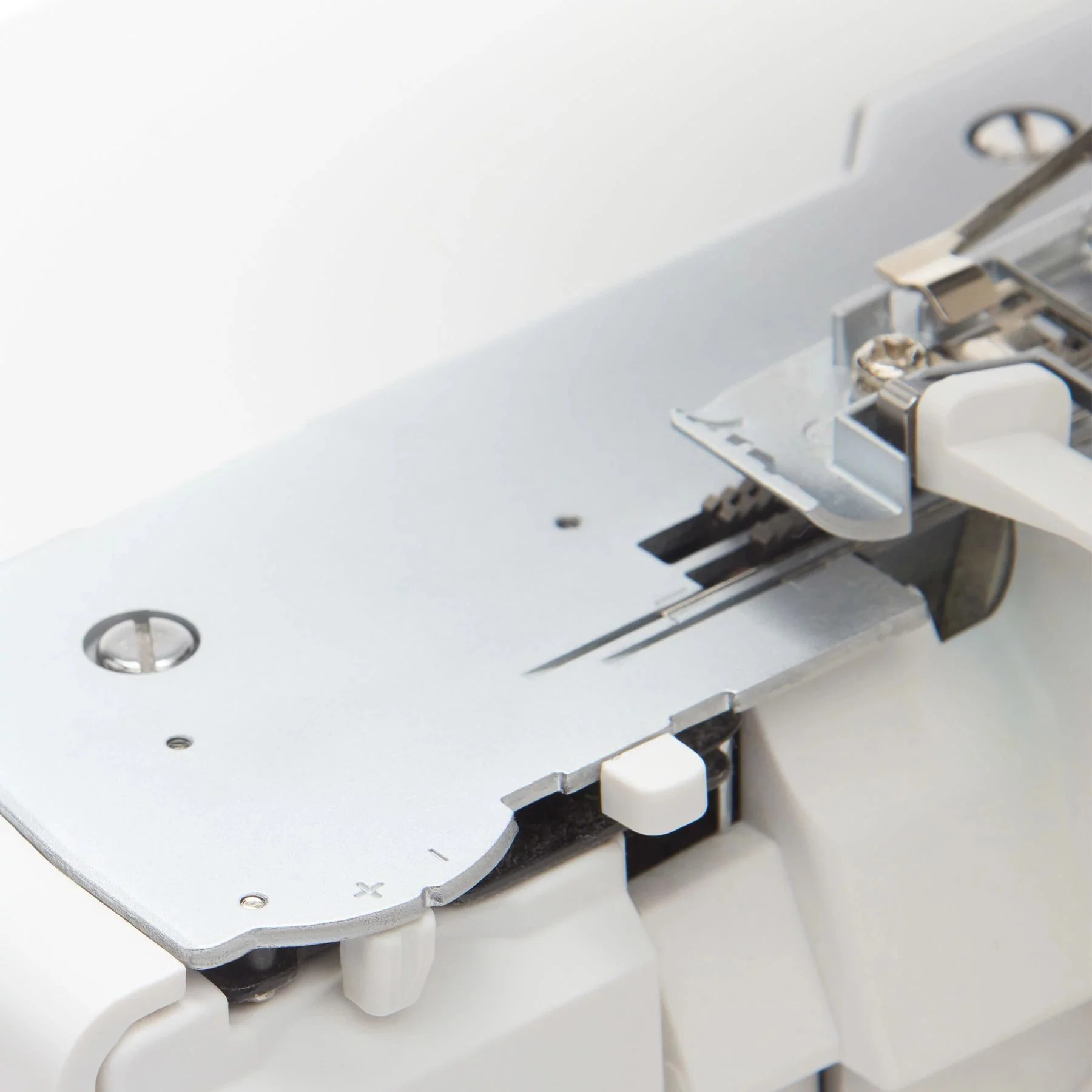 HUSQVARNA® VIKING® AMBER™ Air S | 300 Overlock Machine - Image 12