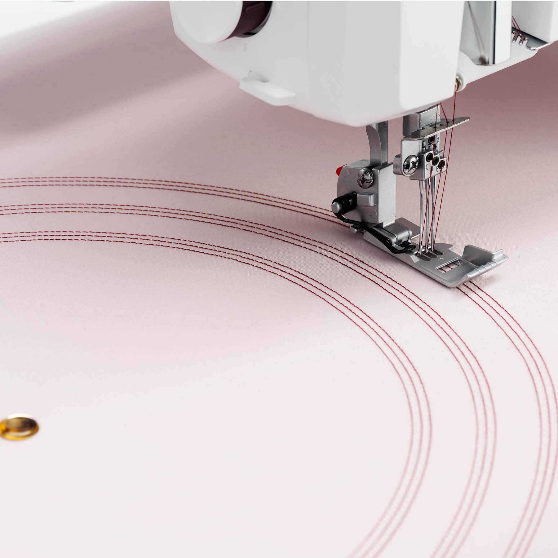 HUSQVARNA® VIKING® AMBER™ Air S | 600 Coverlock Machine - Image 5
