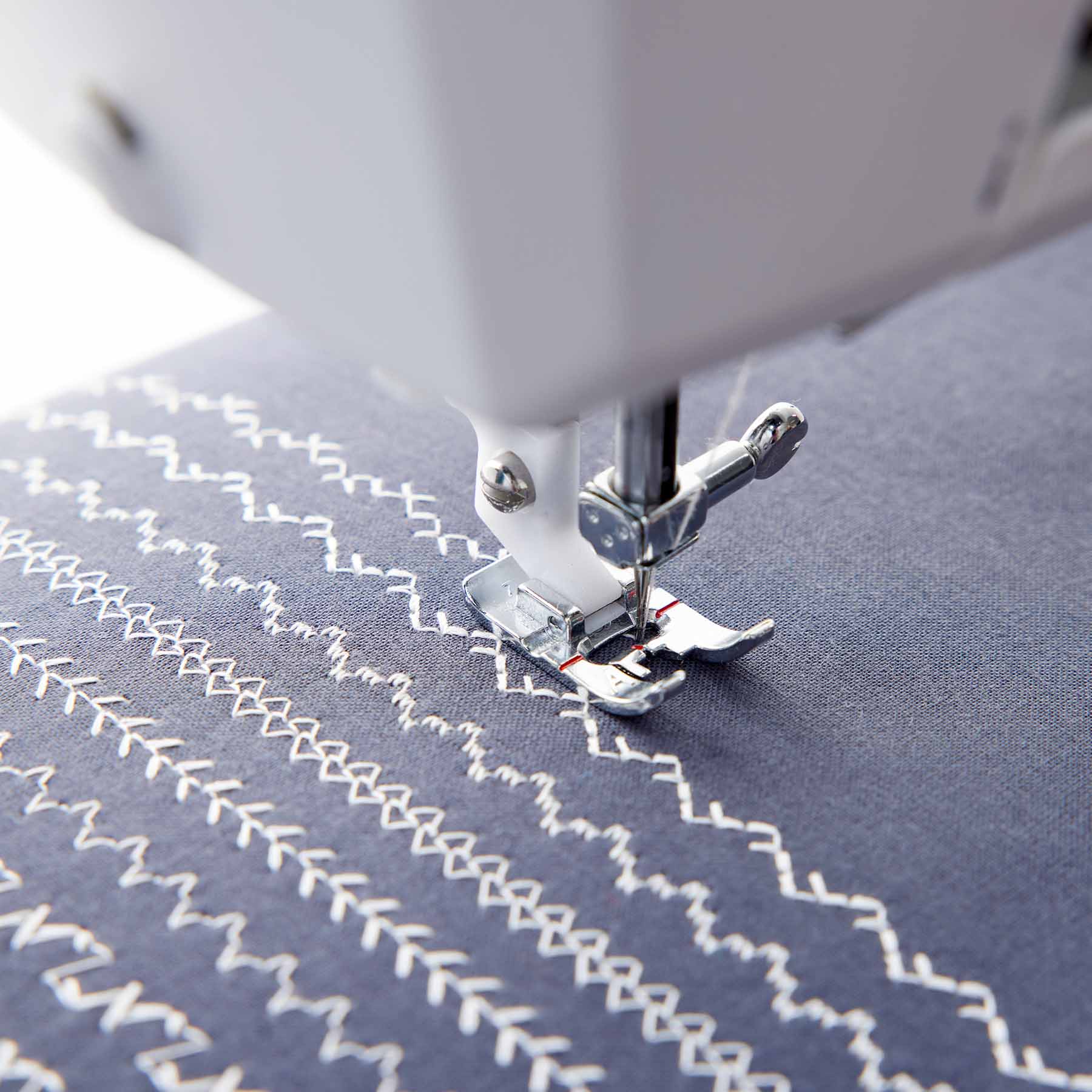 HUSQVARNA® VIKING® ONYX™ 25 Sewing Machine - Image 4
